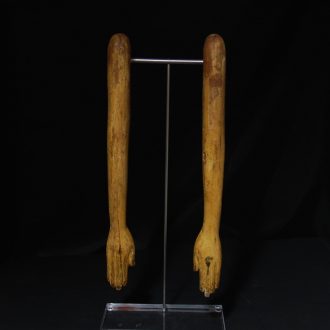Zwei Arme einer Statue aus Holz