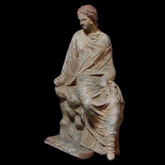 Tanagra-Figur einer sitzenden Frau
