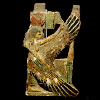 Fragment eines Holzmöbels mit  geflügelter Isis