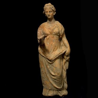Hellenistische Terrakotta-Statuette einer Frau aus Tarent