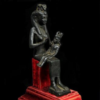 Bronze-Statuette der Isis mit Horus