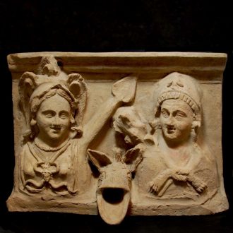 Monumentaler hellenistischer Terrakotta-Brunnen mit Athena und Herakles