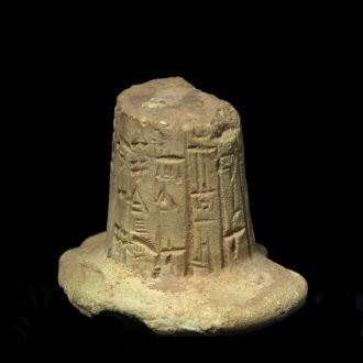 Fragment eines großen Keilschrift-Gründungsnagels aus der Zeit des Gudea