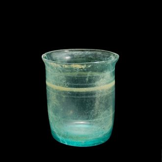 Becher aus hellblauem Klarglas mit Schliffverzierung