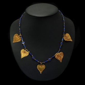 Sumerische Halskette mit Goldblättern und Lapislazuli-Perlen