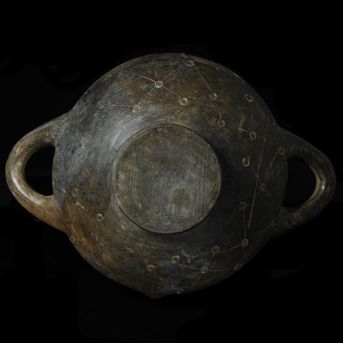 Early etruscan two-handle bowl incised base