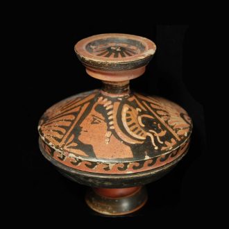 Kleine rotfigurige apulische Lekanis der Kantharos-Gruppe