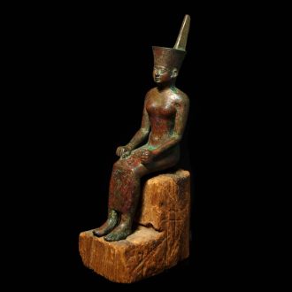 Bronze-Statuette der sitzenden Göttin Neith auf antikem Holzsockel
