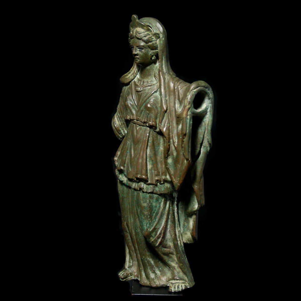 Large Bronze statue of Iuno half left