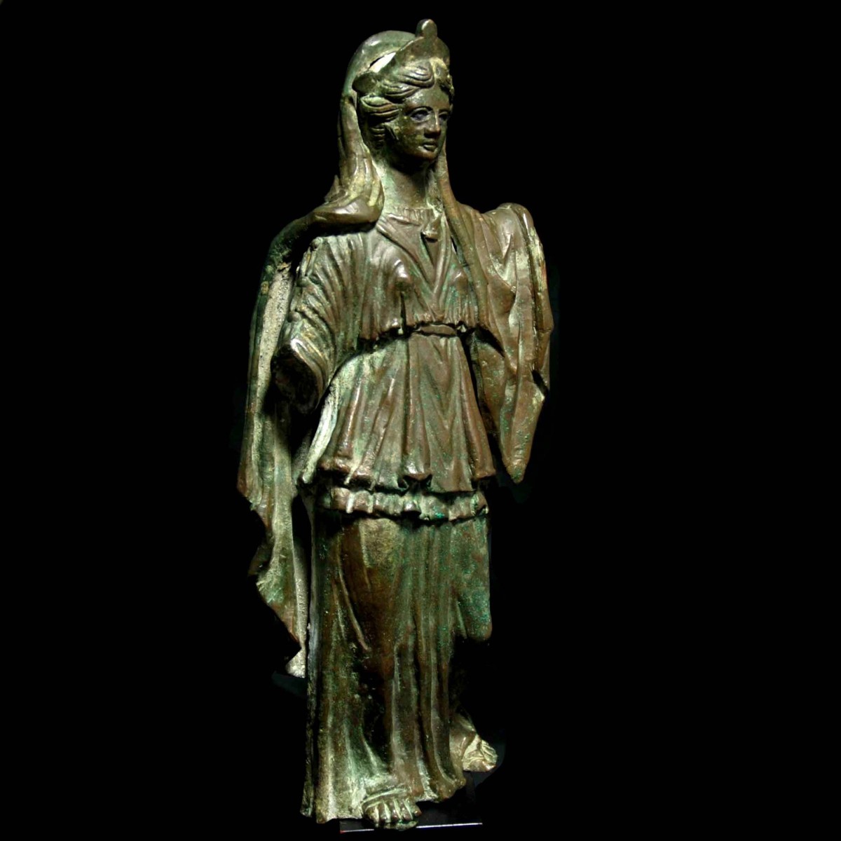 Large Bronze statue of Iuno half right