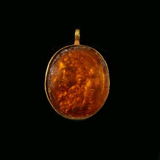 Gold-Amulett mit bernsteinfarbener Jupiter-Gemme aus Glas
