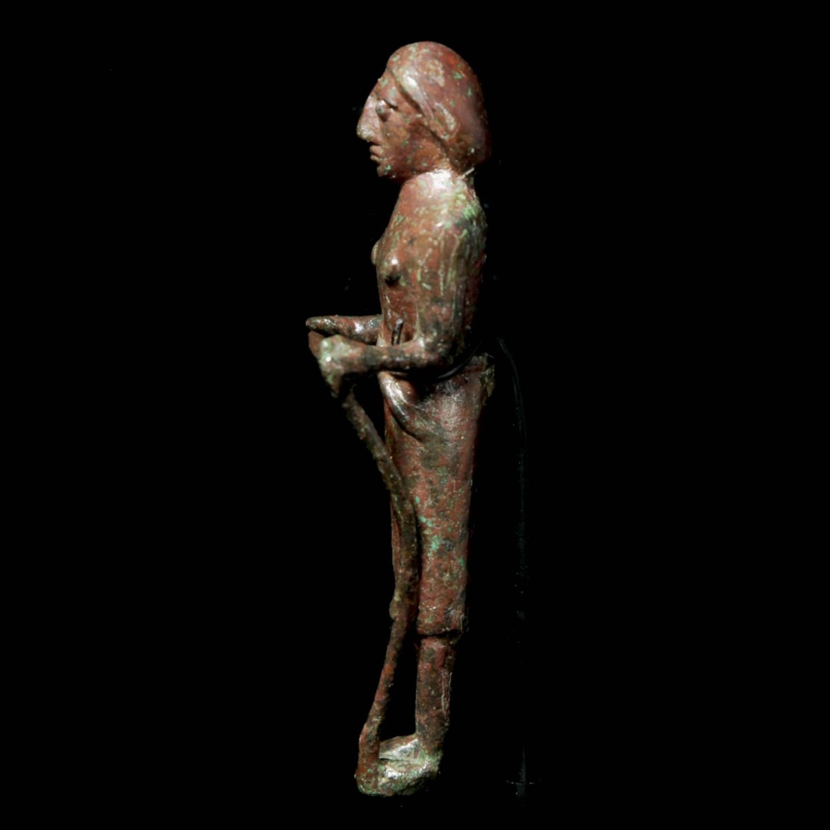 South Arabian statuette of a female warrior left