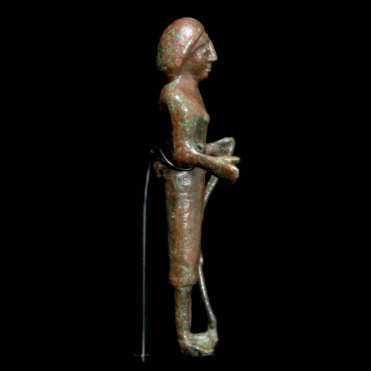 South Arabian statuette of a female warrior right