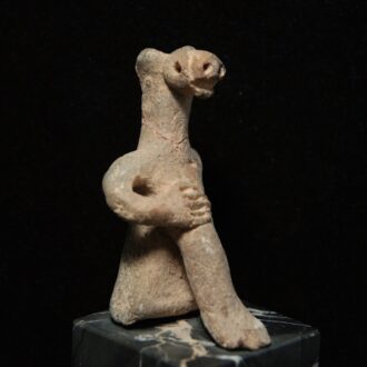 Syro-hethitische sitzende Figur mit zoomorphem Kopf