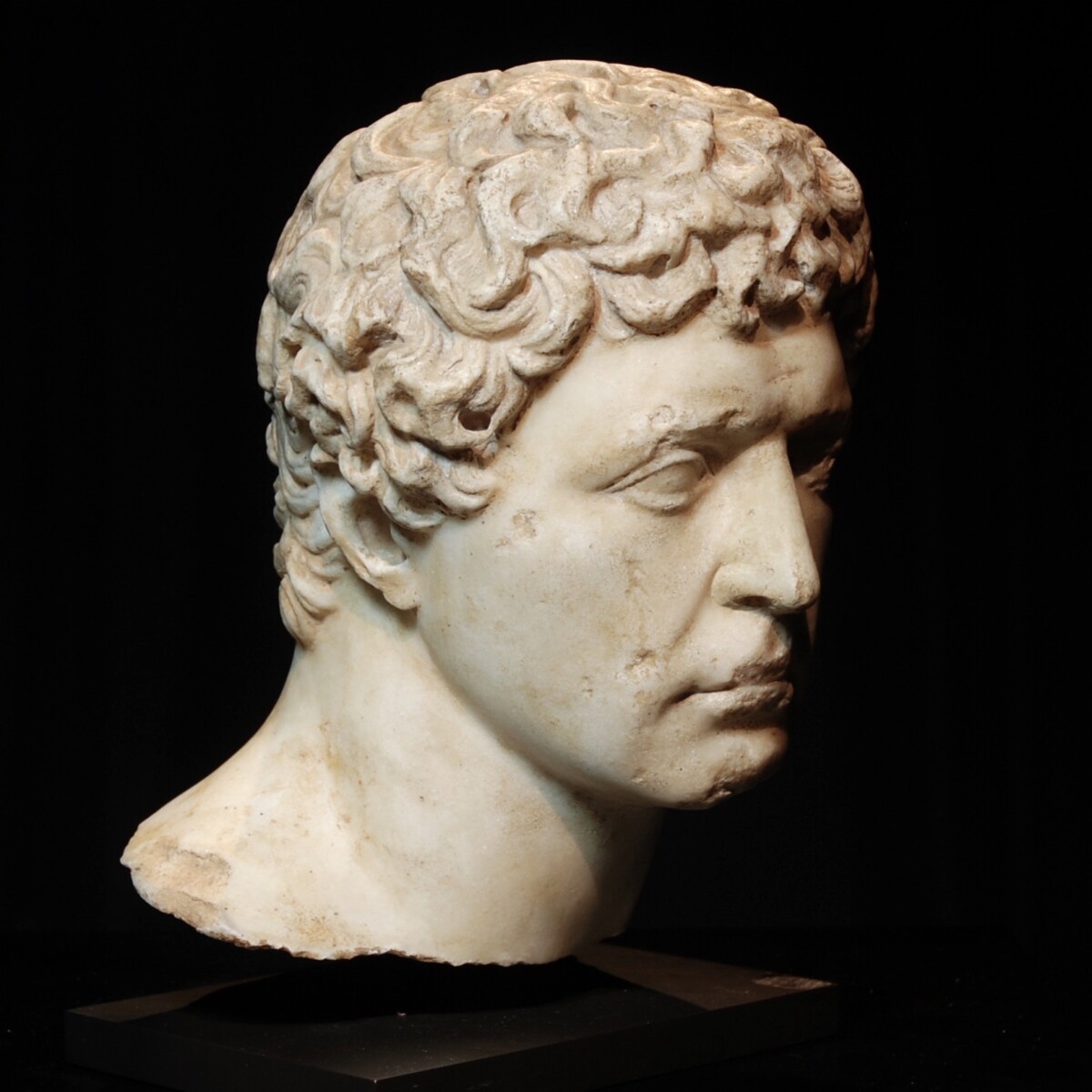 Roman marble head of an athlete half right