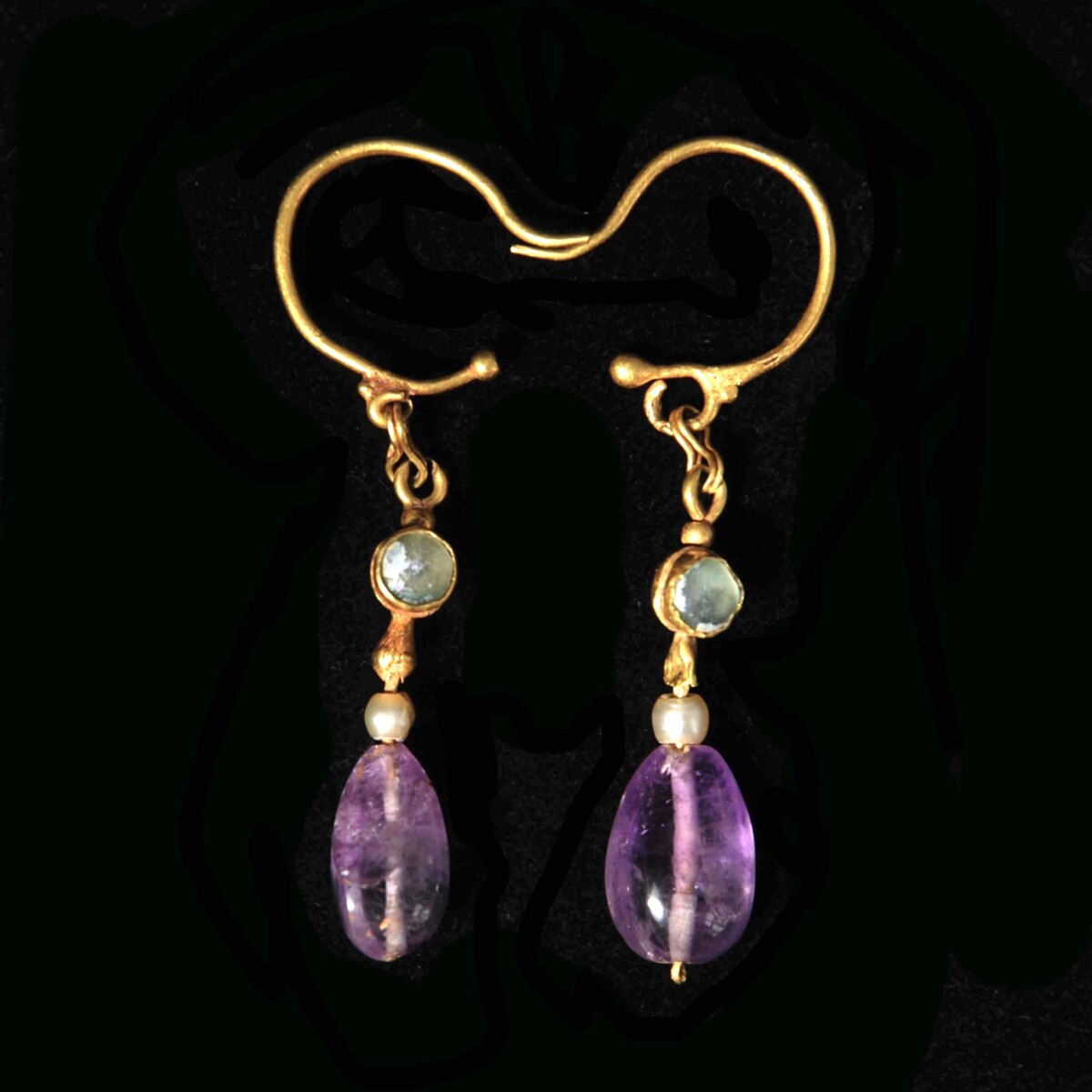 Late Roman gold earrings with pearl and amethyst