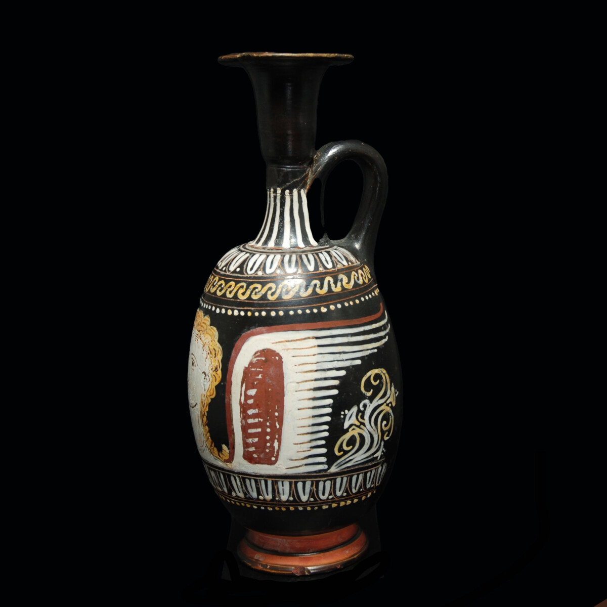 Gnathia lekythos painter of the louvre bottle side