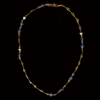 Goldkette mit Perlmutt- und blauen Glasperlen