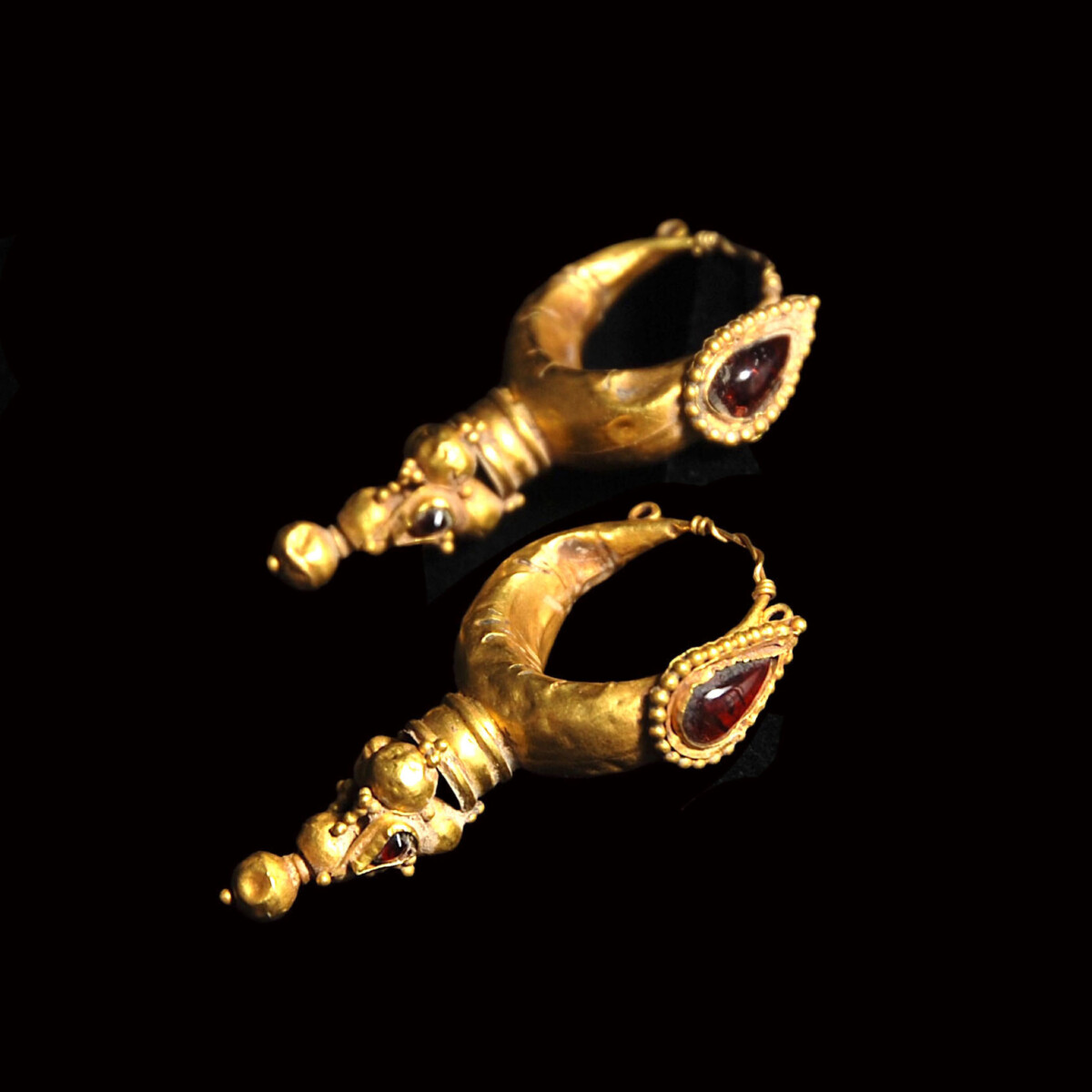 Hellenistic earrings with garnets