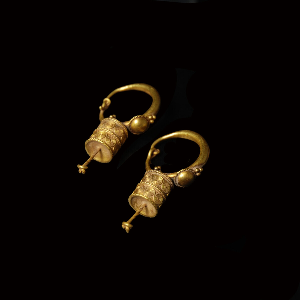 Hellenistic gold earrings with spirals