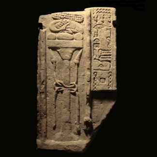 Großes ptolemäisches Sandsteinrelief mit Opfertisch und Osiris-Formel