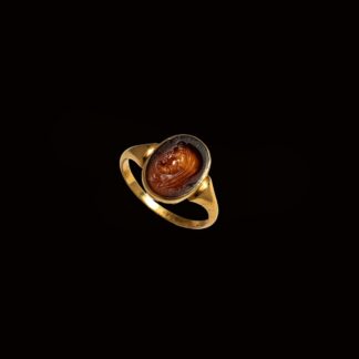 Goldring mit einer römischen Karneol-Gemme des Gottes Kronos