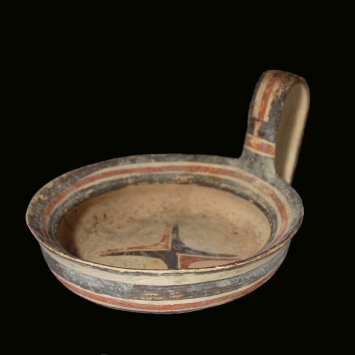 Daunian bichrome Kyathos