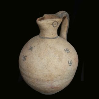 Zypriotische Oinochoe der White Painted-Ware mit Swastikas